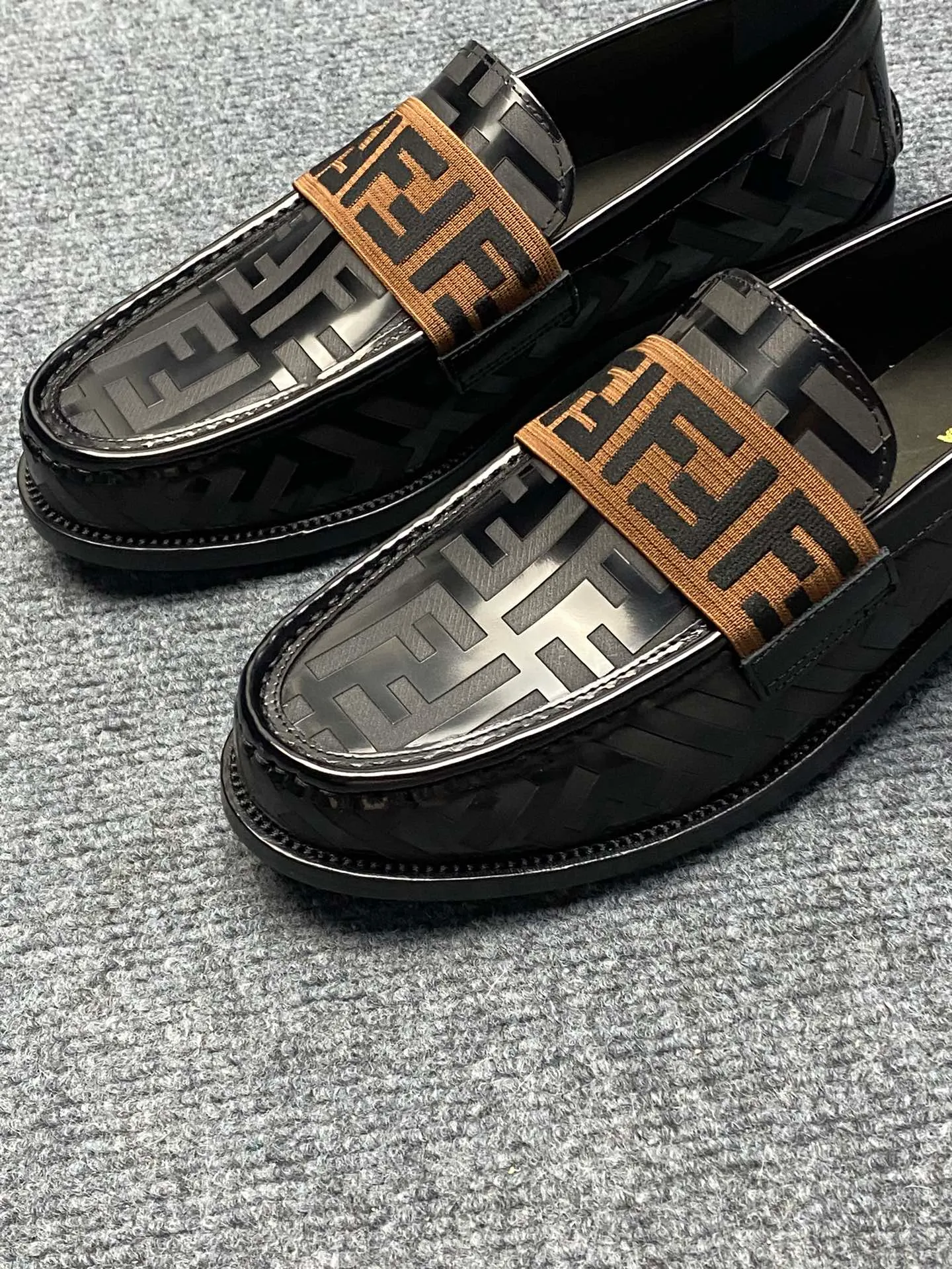 Factory price 960FENDI Fendi men's breathable and comfortable leather shoes. Original development. The leather outsole is made of leather. Counters copy one to one. Imported counter cowhide. Imported water dyes cattle. 38 to 44. (45.46. can be ordered. 47.